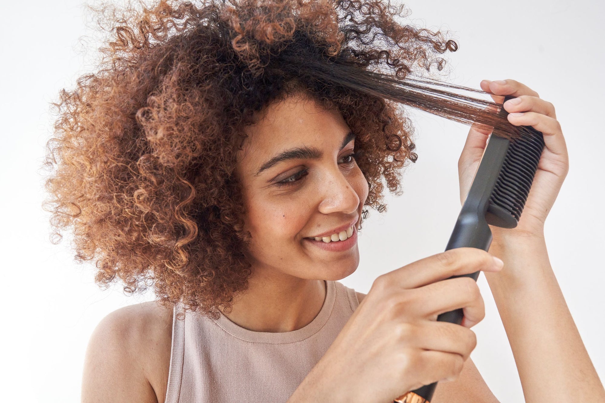 Mulher de cabelo crespo alisando com Basiqe