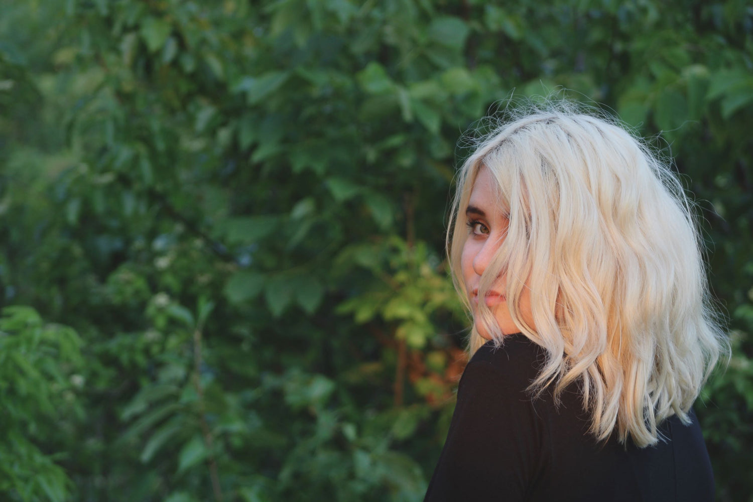 mulher com cabelo cheio de frizz e ressecado