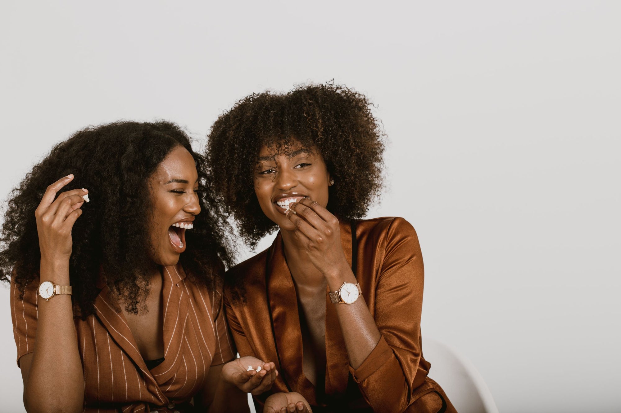 Duas mulheres de cabelo crespo e cacheado